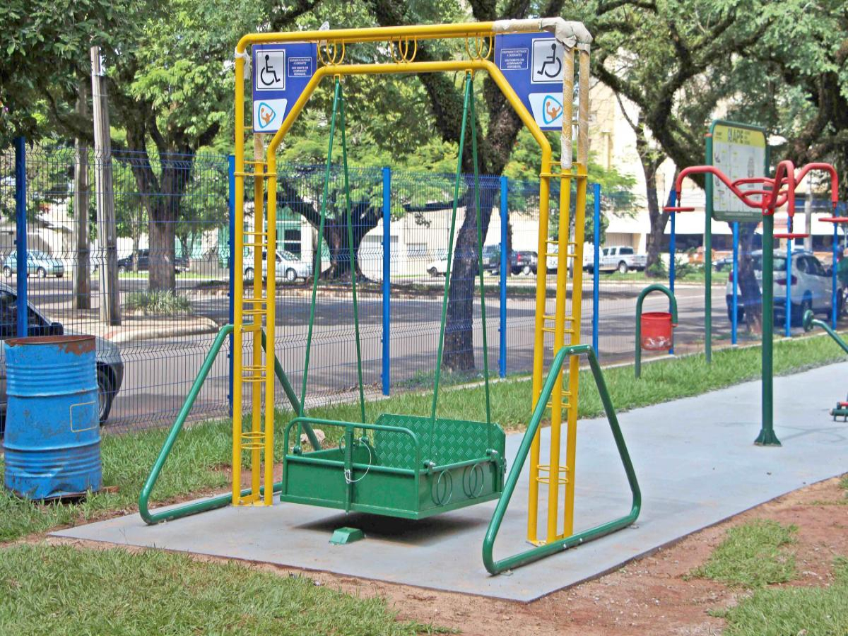 Prefeitura de Cianorte instala balanço para cadeirantes em Parque Infantil