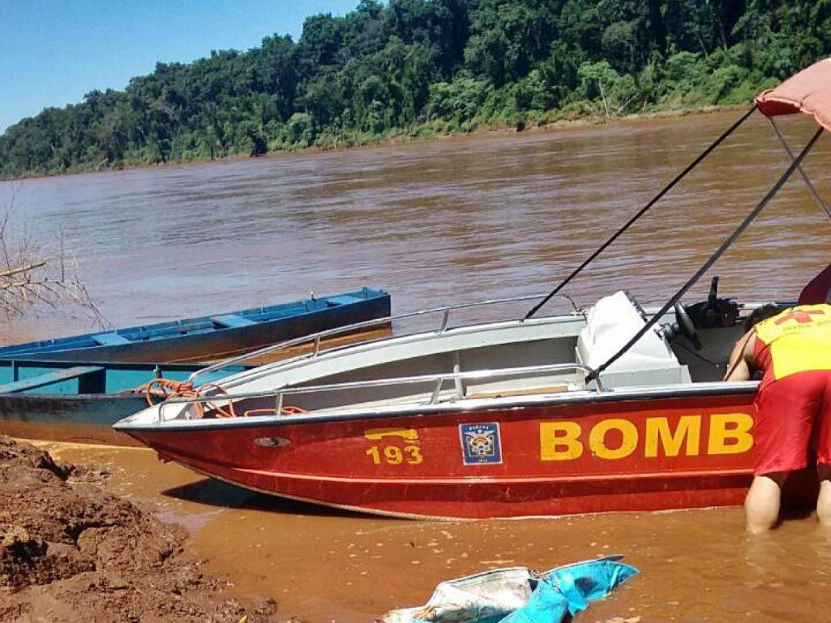 Rapaz desaparece no Rio Ivaí após barco afundar em Paraíso do Norte