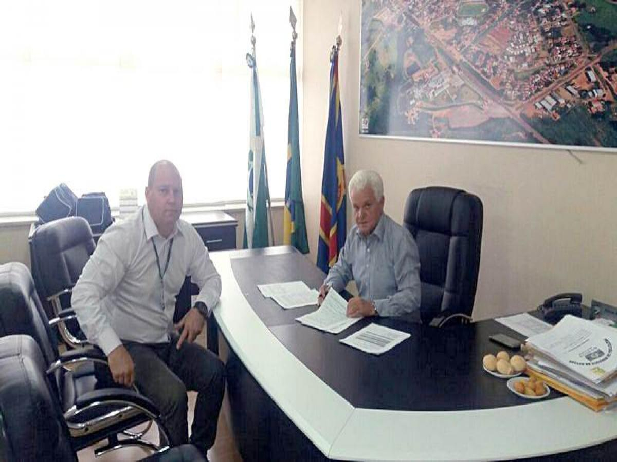 Prefeitura de Rondon e SICOOB firmam convênio de crédito para os servidores municipais