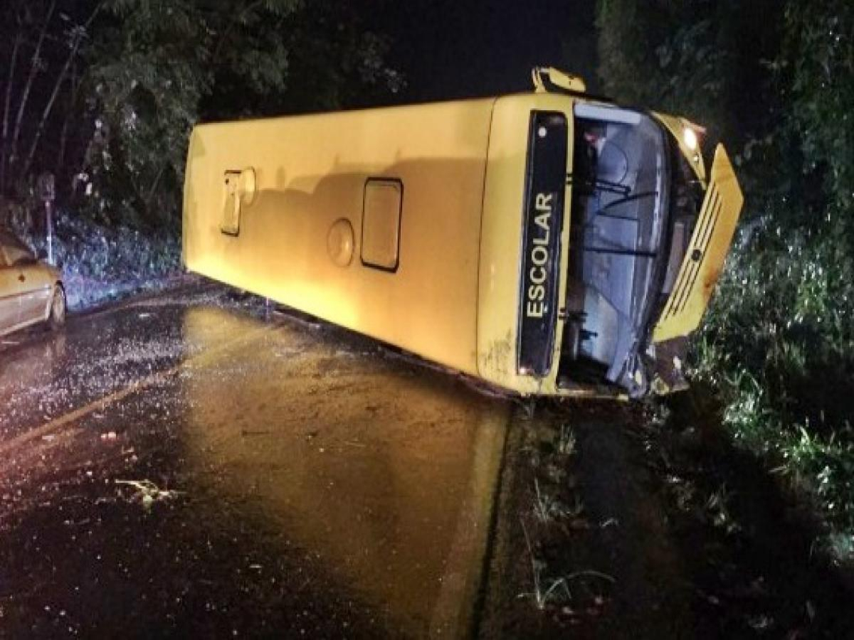 Ônibus tomba na rodovia e deixa dezenas de estudantes de Altônia feridos