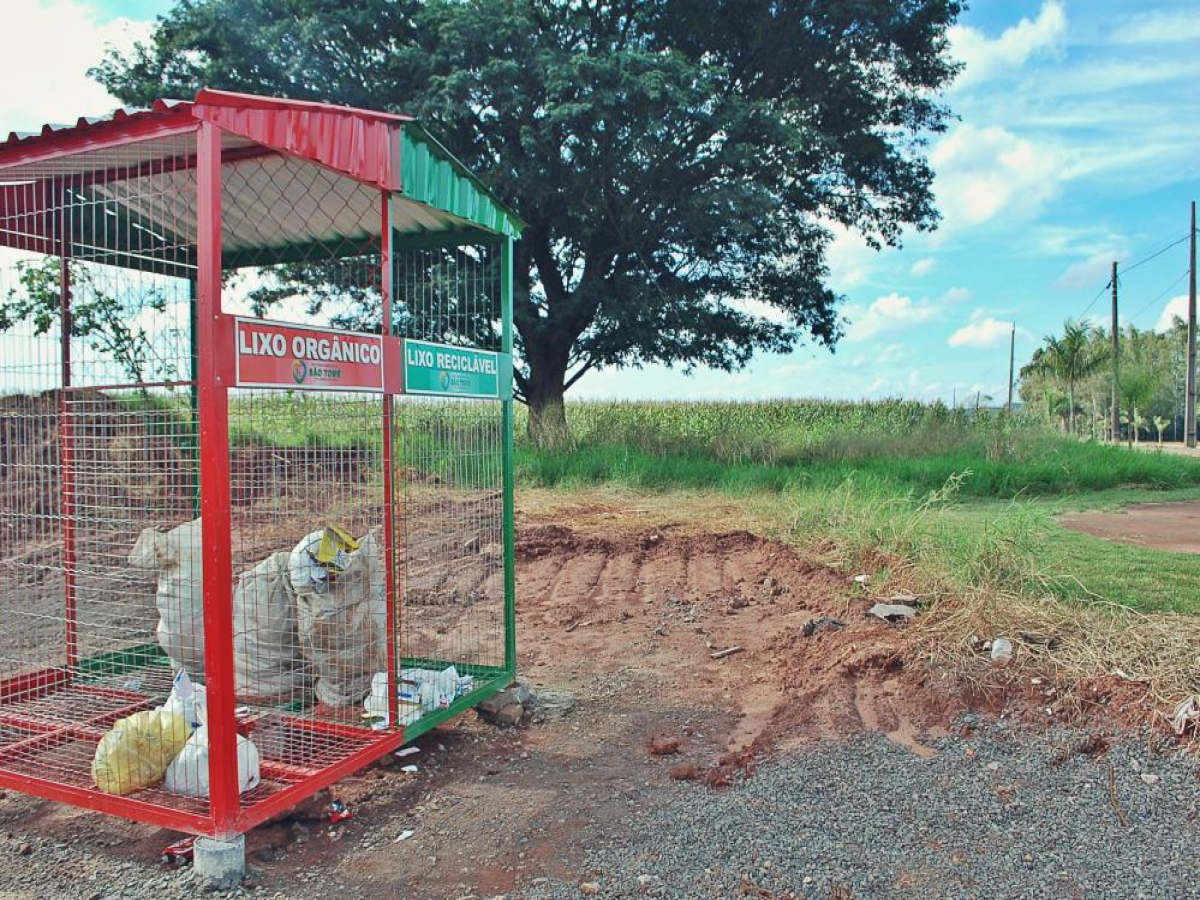 Prefeitura de São Tomé instala lixeiras em estradas rurais para coleta seletiva