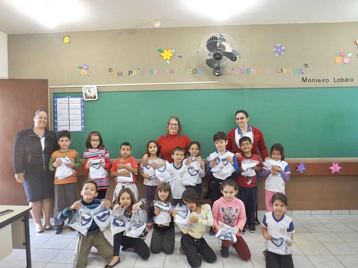 Alunos das  Escolas de Indianópolis Recebem Uniformes