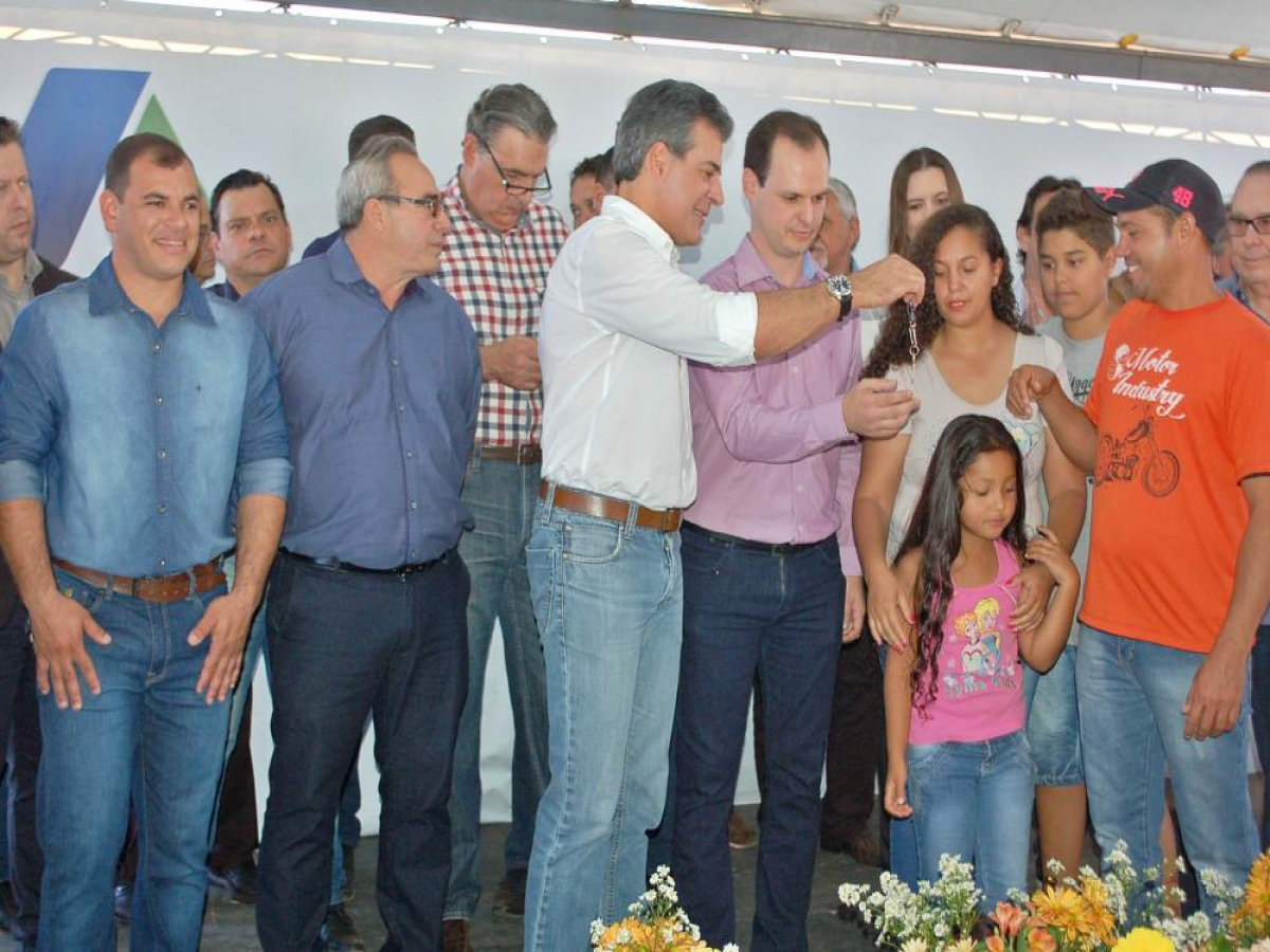 Prefeito de Cidade Gaucha entrega moradias para 184 famílias