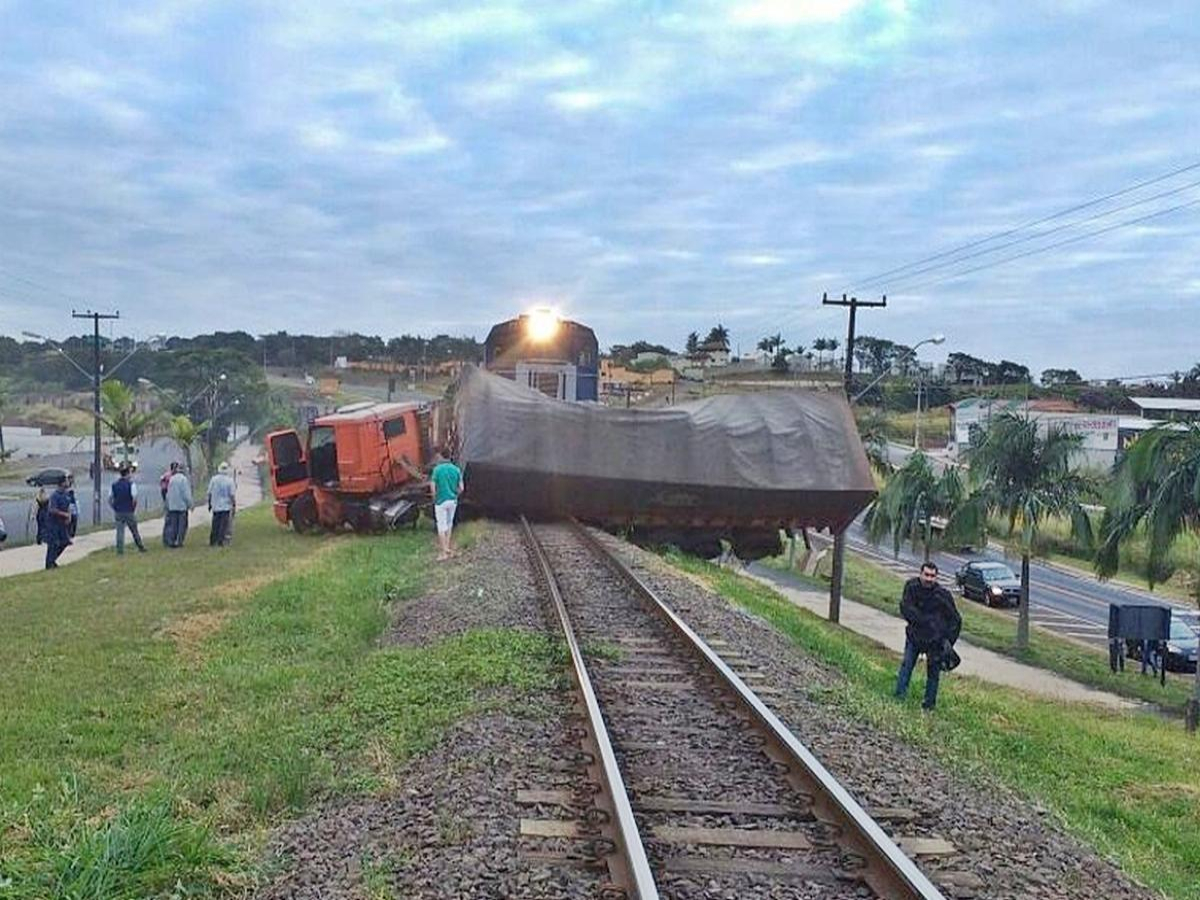 Caminhão e arrastado por 200 metros em Jandaia do Sul, motorista diz não ter visto o  trem