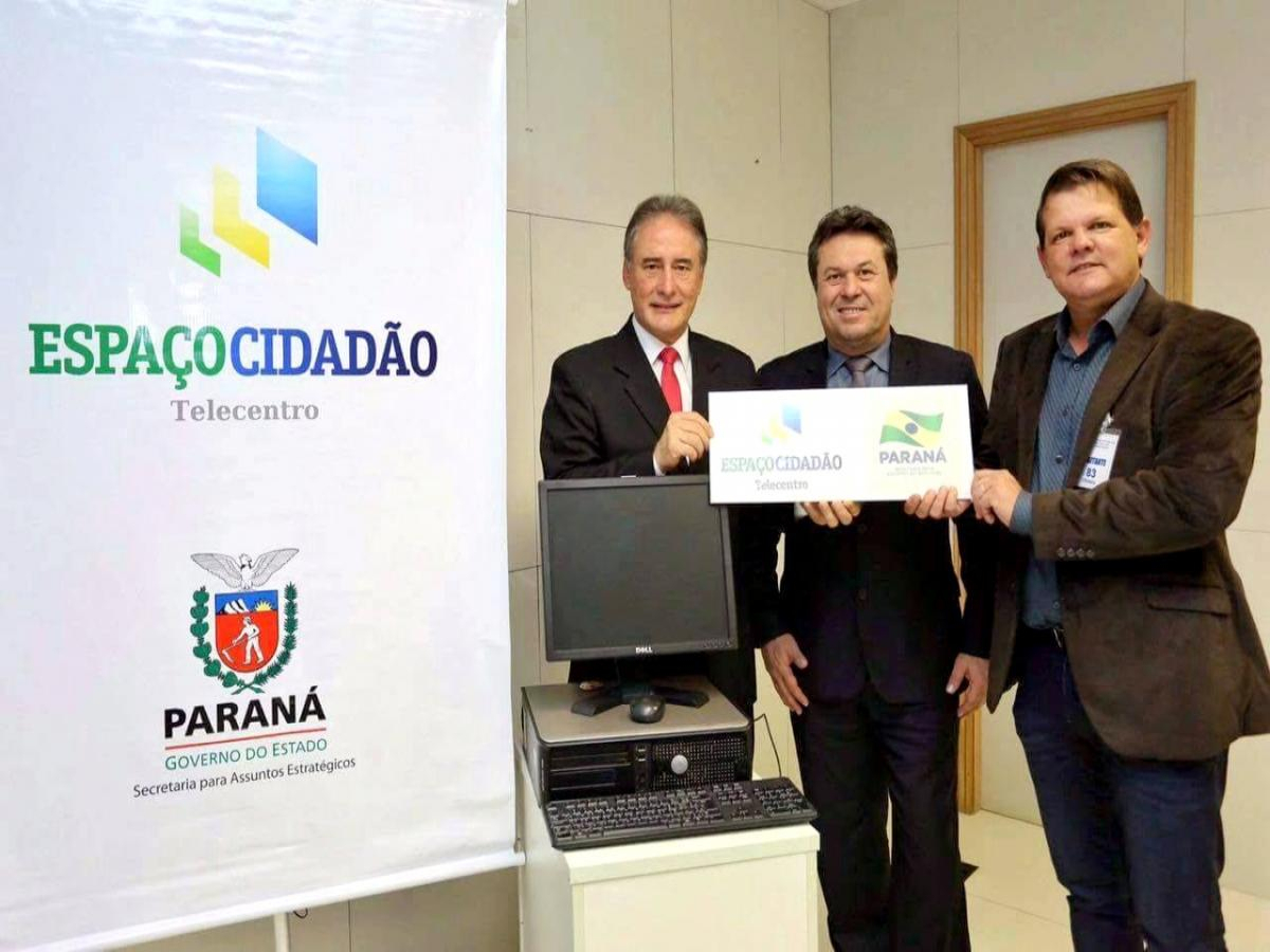 Prefeito de Indianópolis consegue computadores para atender o programa espaço cidadão