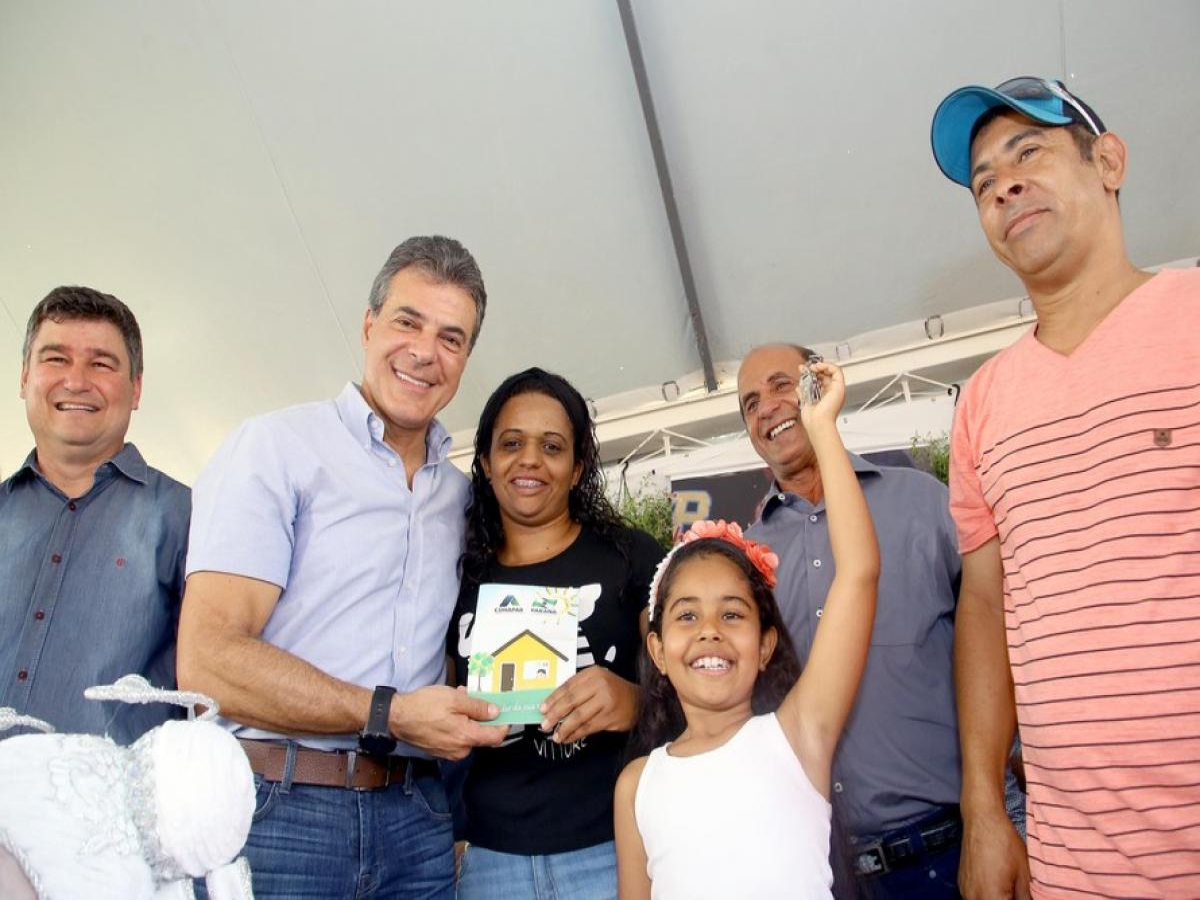 Prefeito de Terra Boa e governador do estado entregam casas para 80 famílias