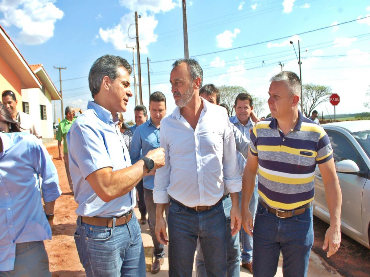 Prefeito participa da entrega de casas e conversa com presidente da COHAPAR