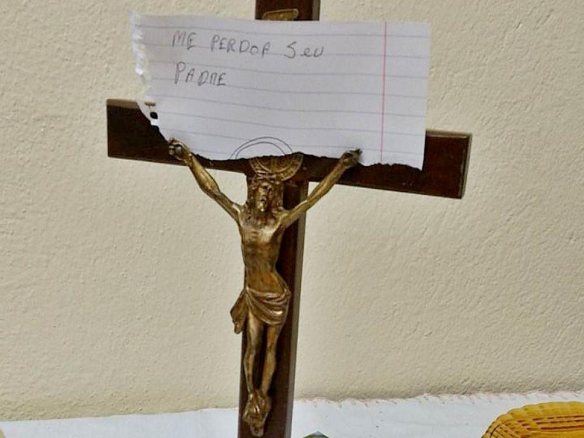 Fugitivos furtam capela e deixam um bilhete com apelo para o  padre