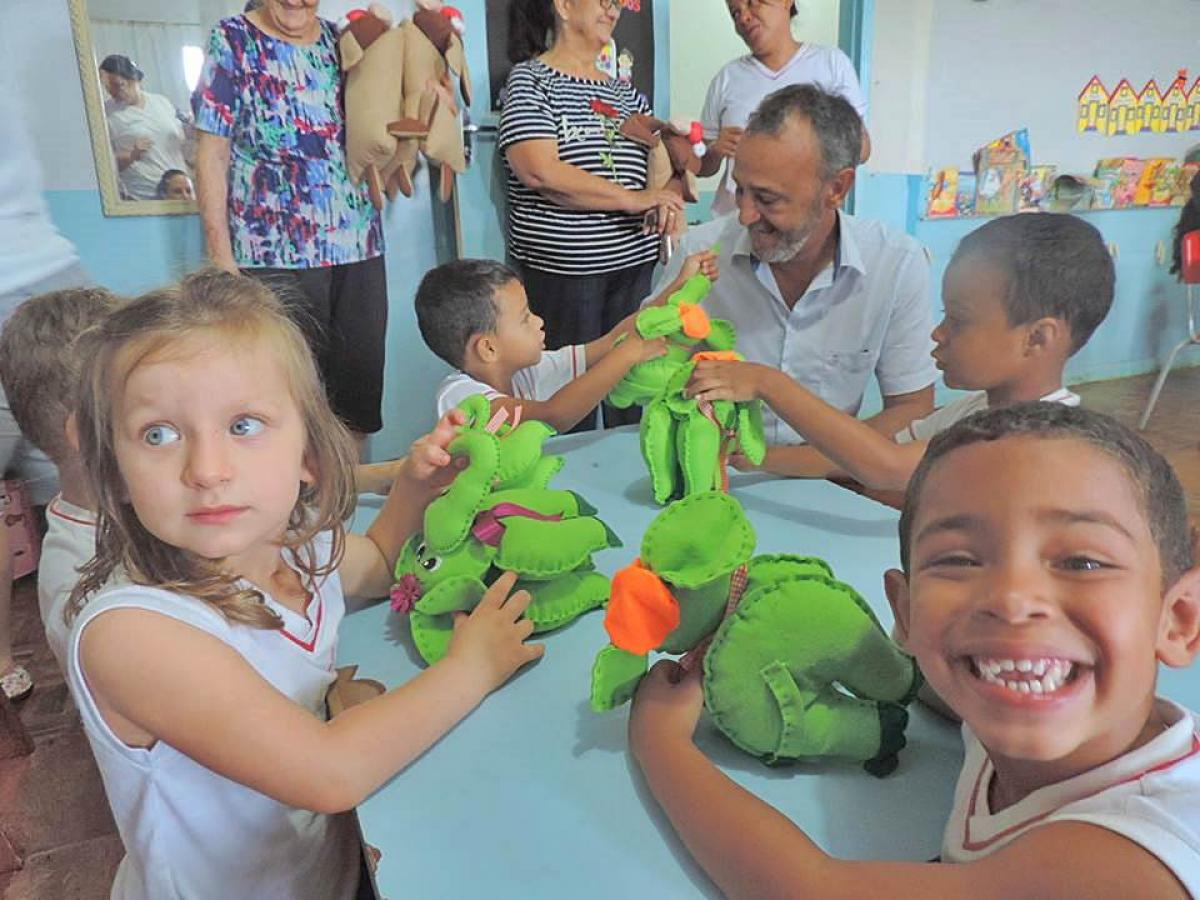 Crianças de Guaporema recebem brinquedos feitos pelo grupo de convivência