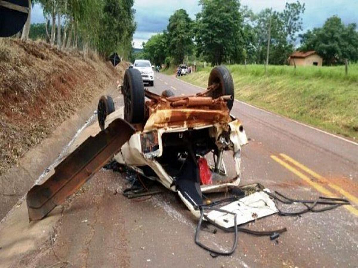 Veículo capota e três ficam feridos na rodovia entre Altônia e Iporã