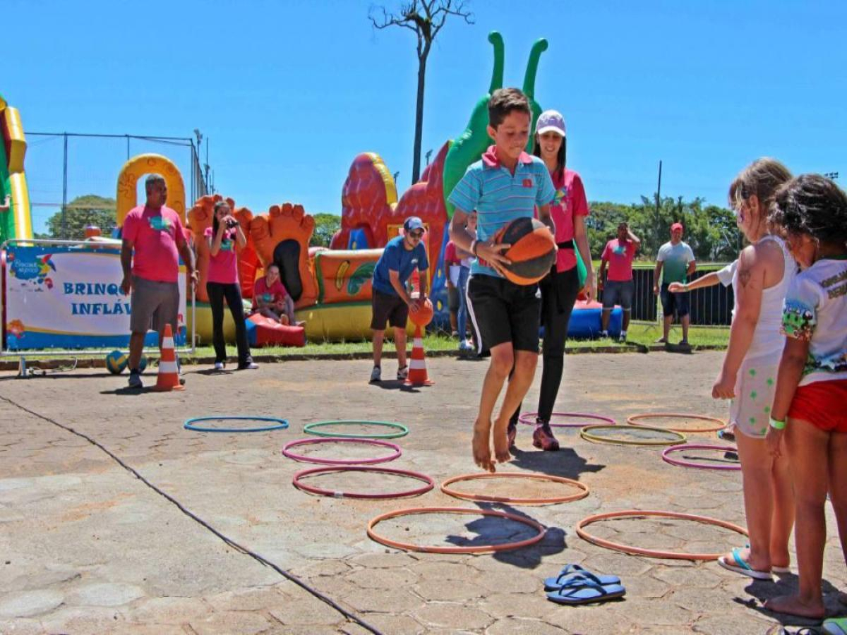 ‘Brincando na Praça’ oferece diversão às crianças de Cianorte