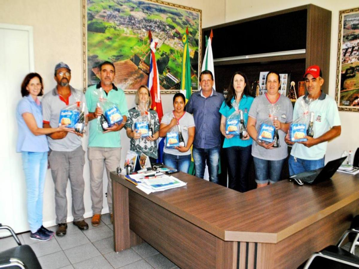 Prefeito de Indianópolis paga 13º Salário e entrega um kit de Natal aos Servidores