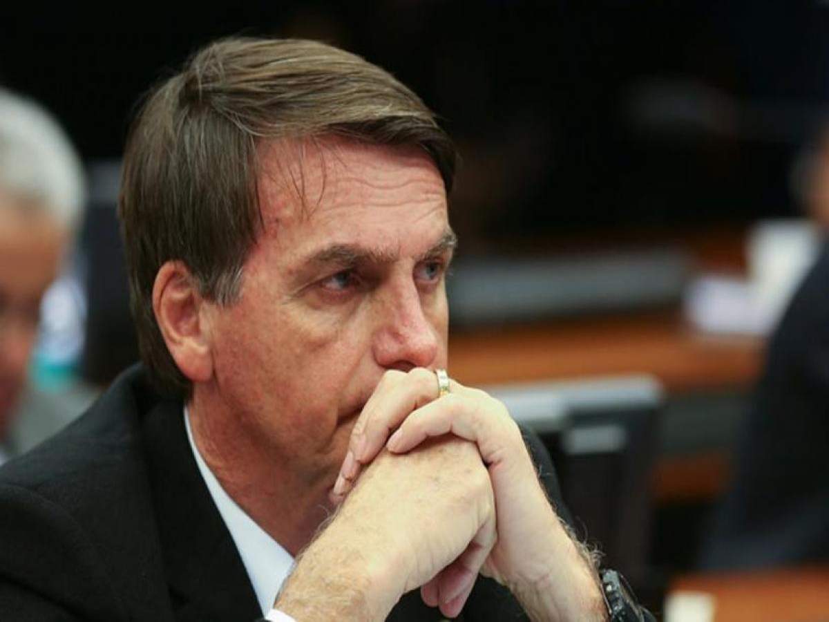 Réu por injúria e incitação ao racismo, Bolsonaro tenta adiar julgamento