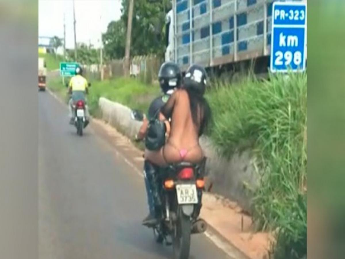 Vídeo mostra pessoa seminua em garupa de moto na PR-323
