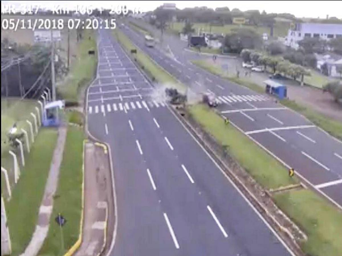 Vídeo mostra pedestres que escapam da morte após acidente entre dois carros