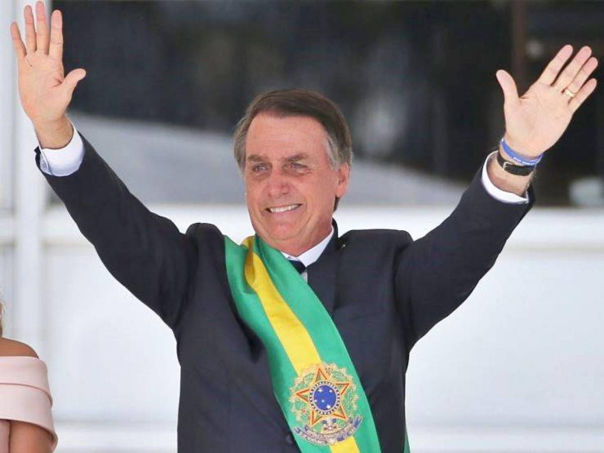 Bolsonaro assina decreto que fixa valor do salário mínimo para  2019