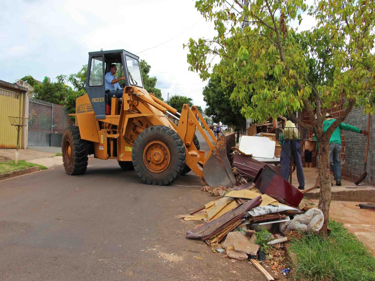 Mutirão retira 30 toneladas de lixo, móveis e entulho do Conjunto Aquiles Comar