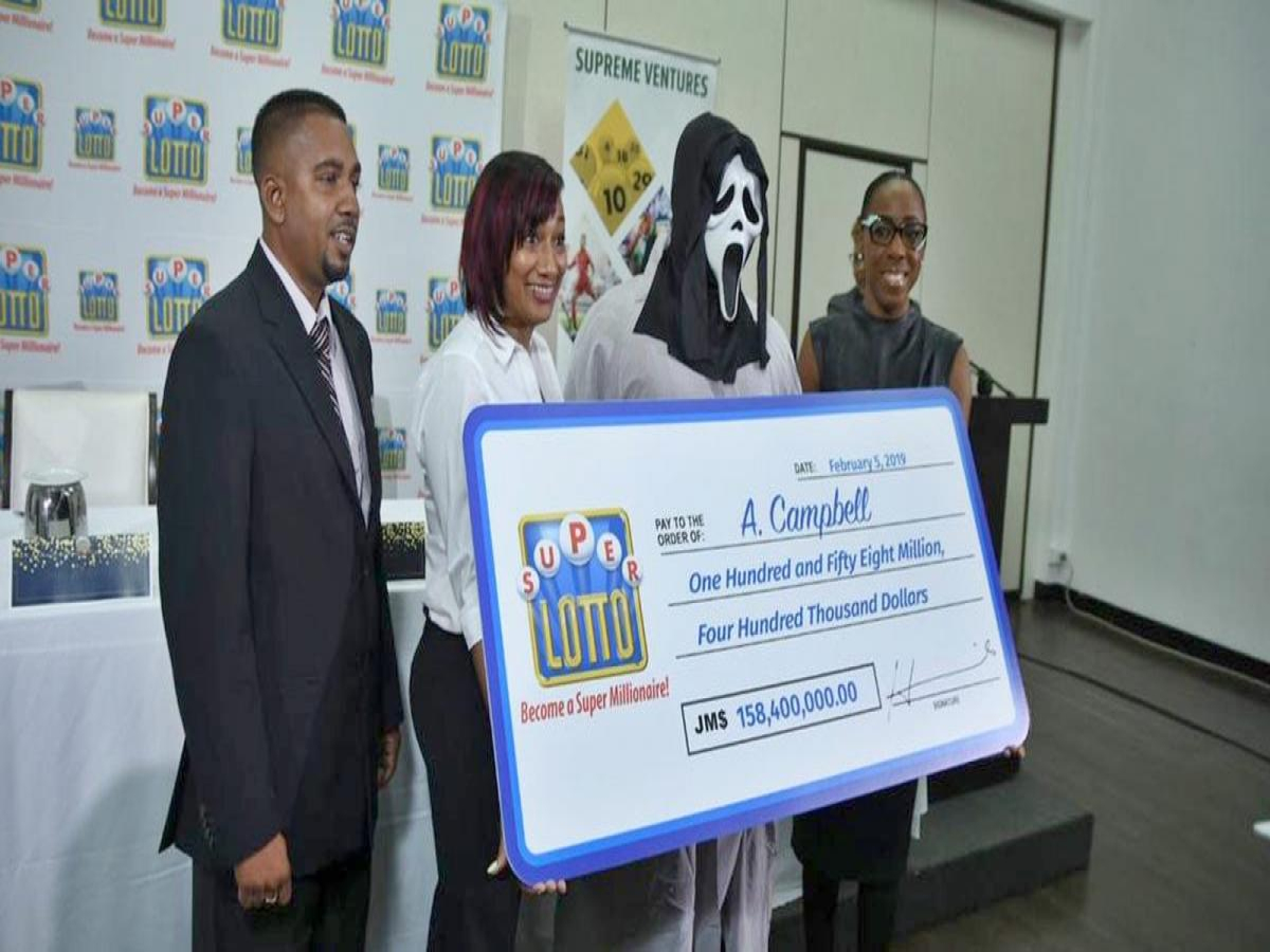 Ganhador de loteria recebe prêmio com máscara do Pânico para não ser identificado por parentes