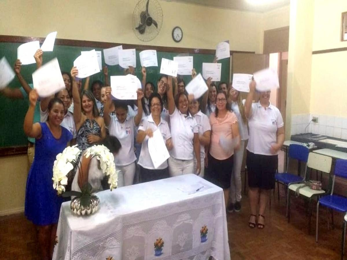 Administração de Indianópolis entrega certificados do curso cuida dor de idosos