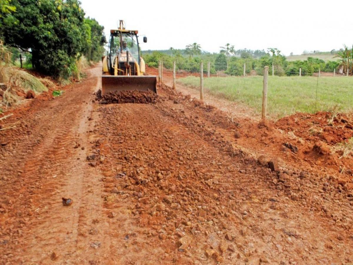 Administração de Indianópolis realiza recuperação de estradas