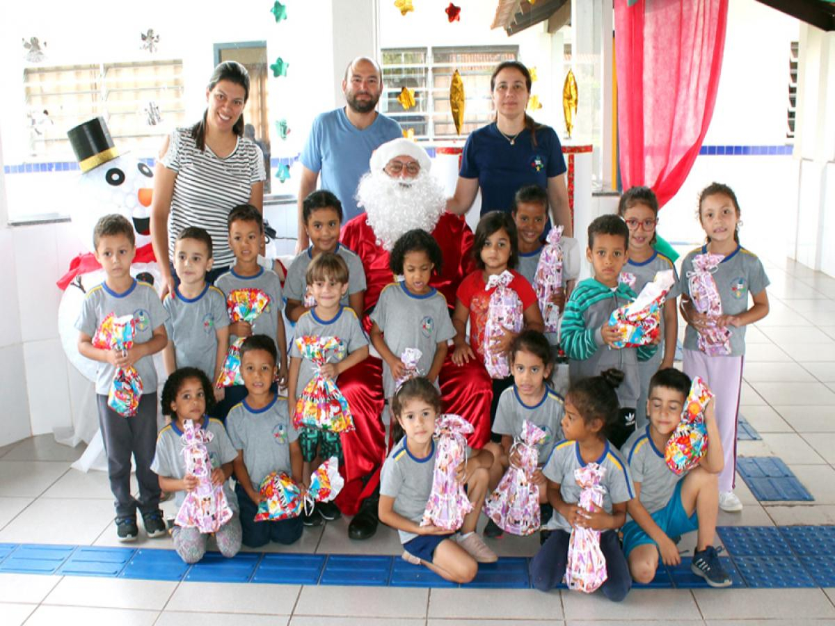 Alunos da Escola Municipal Paula Dreer Nogueira recebem a visita do Papai Noel