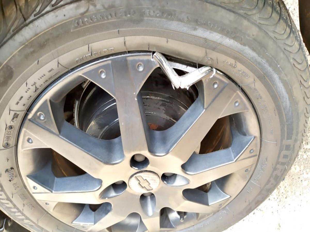 Motorista posta foto de roda quebrada devido a buraco na PR  próximo a nova Olímpia