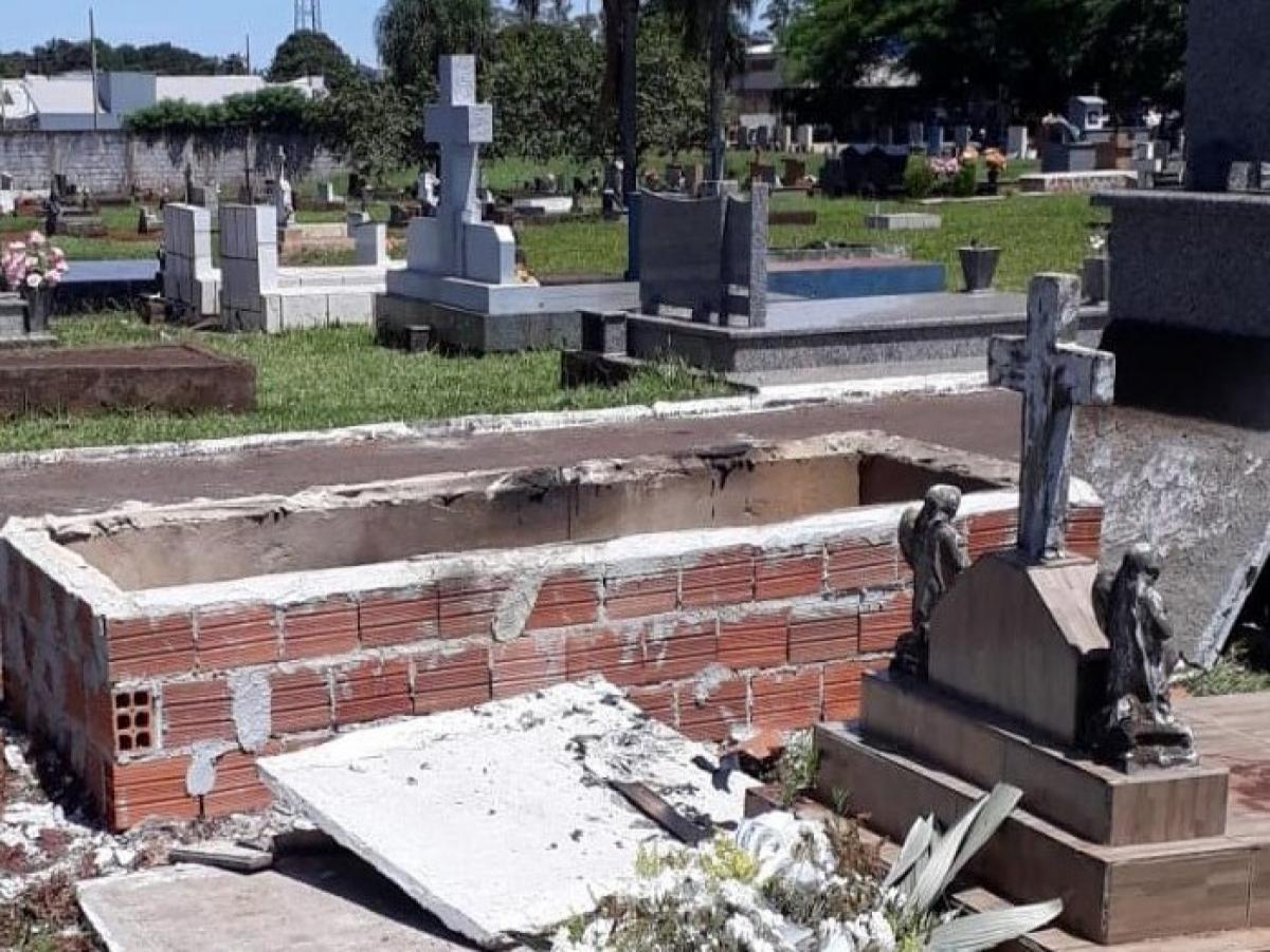 Túmulo de homem assassinado em Umuarama é violado e corpo incendiado