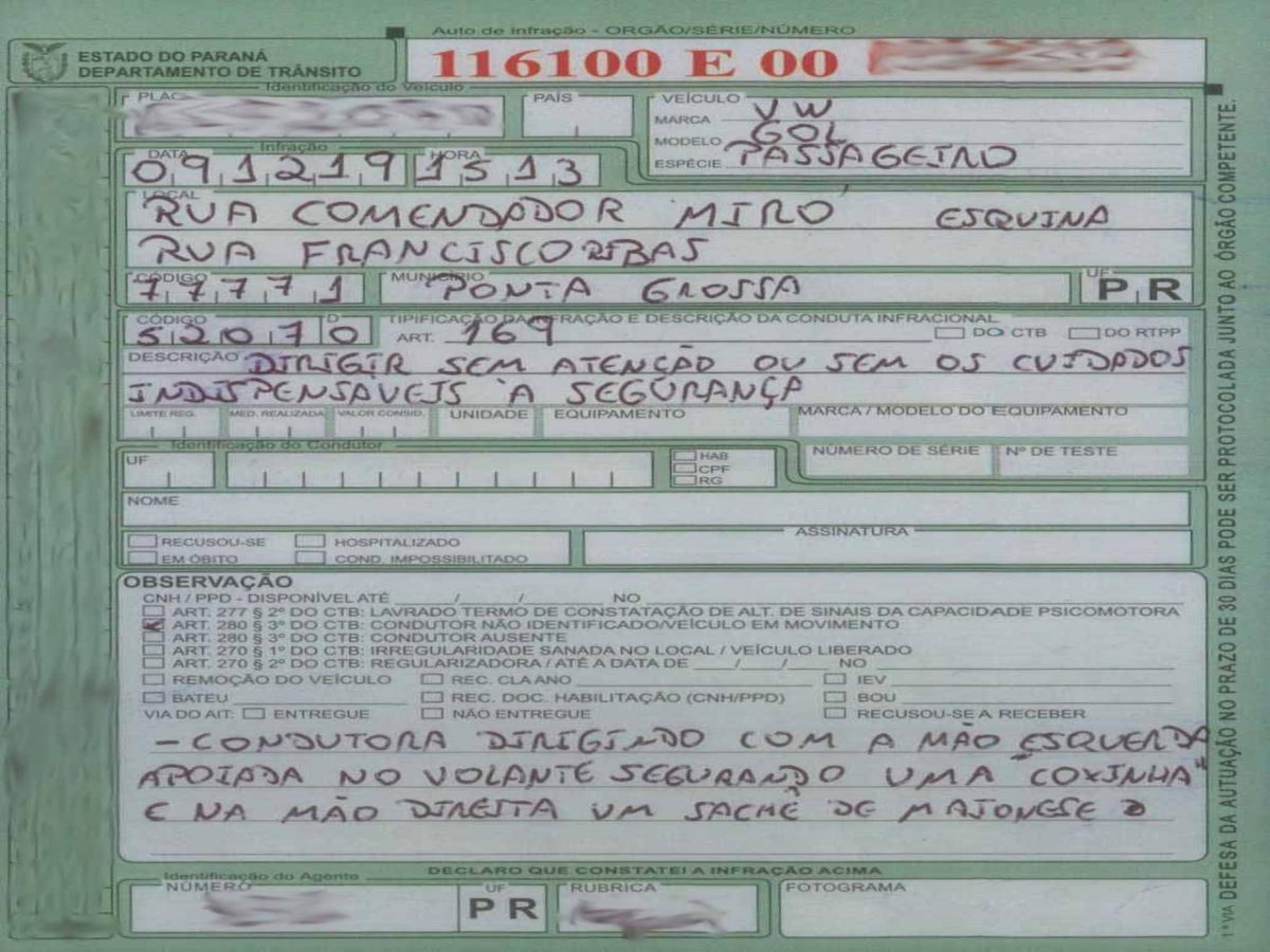 Motorista é multada por segurar coxinha e maionese enquanto dirigia, em Ponta Grossa
