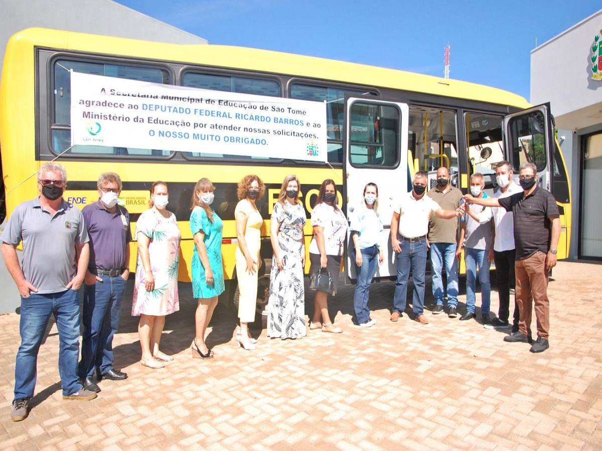 Administração de são Tomé entrega ônibus para uso escolar