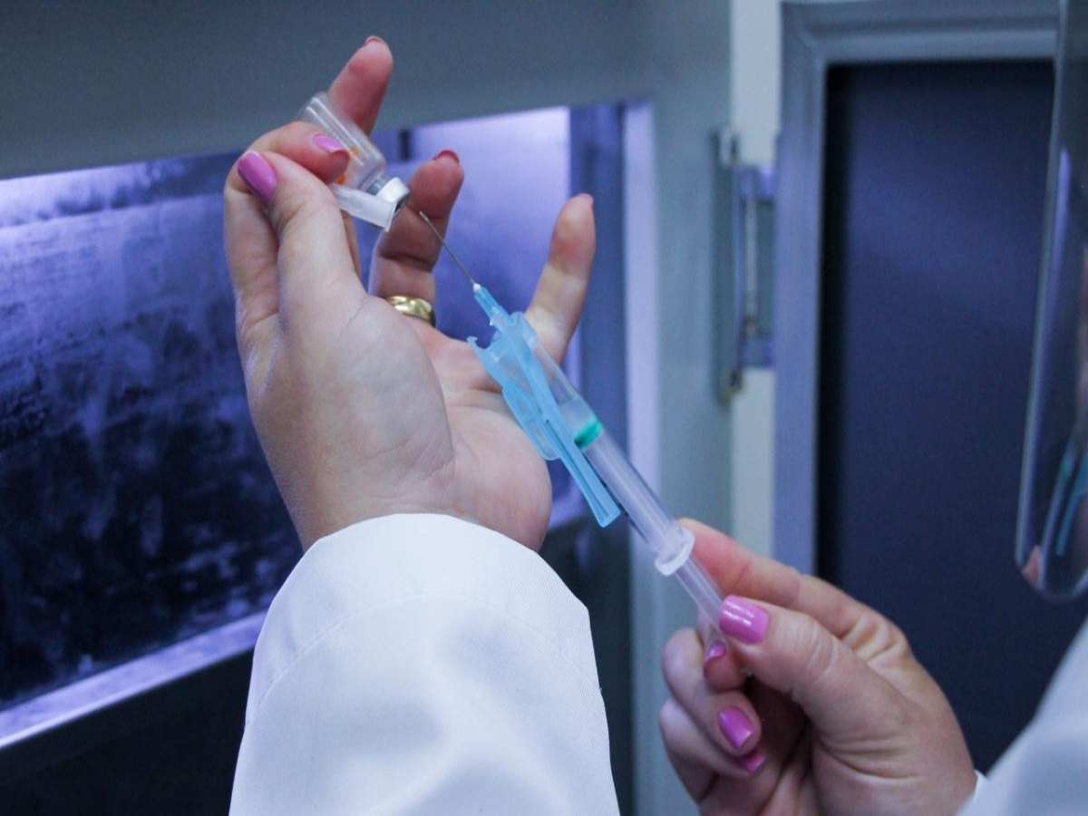 Saúde tranquiliza população quanto à aplicação de vacina e orienta a conferir conteúdo das seringas