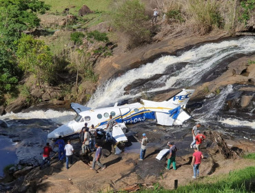 Avião que levava Marília Mendonça cai perto de cachoeira no interior de Minas Gerais
