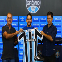 Benítez ganha camisa 8, revela admiração antiga e realiza sonho de atuar pelo Grêmio