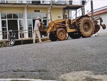 Vídeo; Fazendeiro revoltado com estradas ruins joga leite na entrada da prefeitura