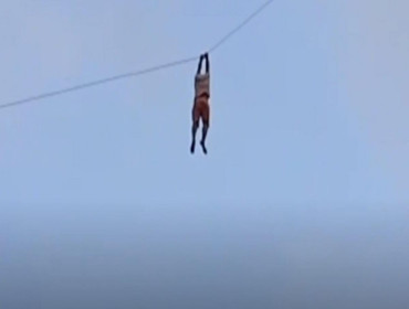 VIDEO; Carregado por pipa, homem fica pendurado a 12 metros de chão