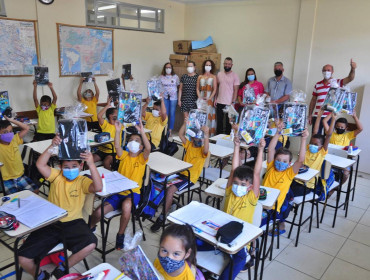 Alunos da rede municipal de São Tomé recebem kit escolar