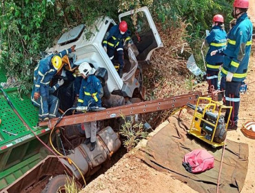 Motorista fica ferido após caminhão cair de ponte, em Mandaguaçu