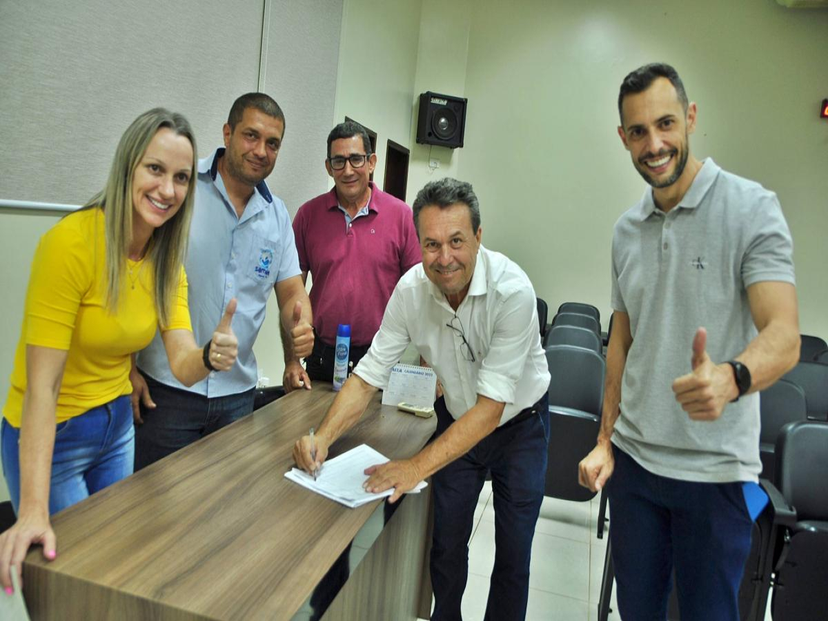 Secretário Márcio Nunes visita Japurá e assina convênio para adutora do poço Cristal