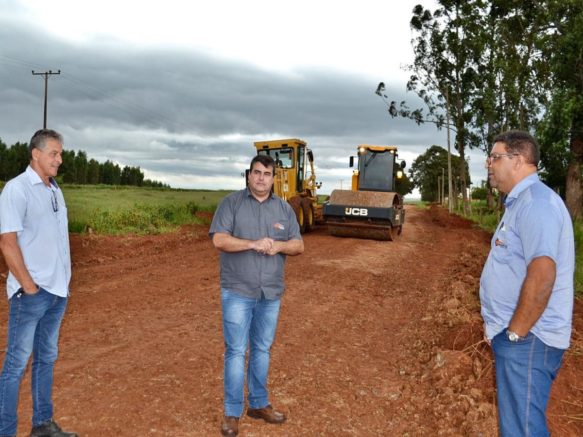 Administração de Indianópolis realiza obras de cascalhamento na Estrada Divisora II