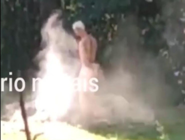 Vídeo; Homem fica pelado e acende fogueira para espantar mosquitos da “dengue”
