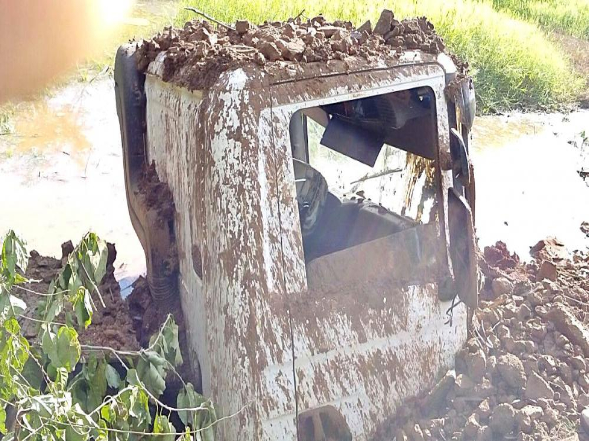São Tomé,  caminhão carregado com cascalho cai em caixa d Aágua
