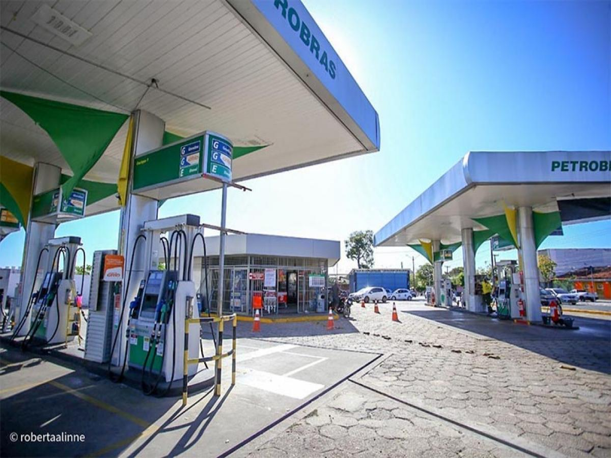 Bolsonaro publica decreto que obriga postos a expor preços de combustível antes e depois