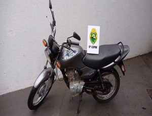 Policia militar encontra moto furtada abandonada em rua de Cianorte