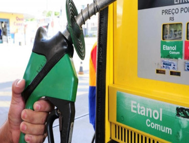 Preços da gasolina devem continuar tendência de queda, diz ex-presidente