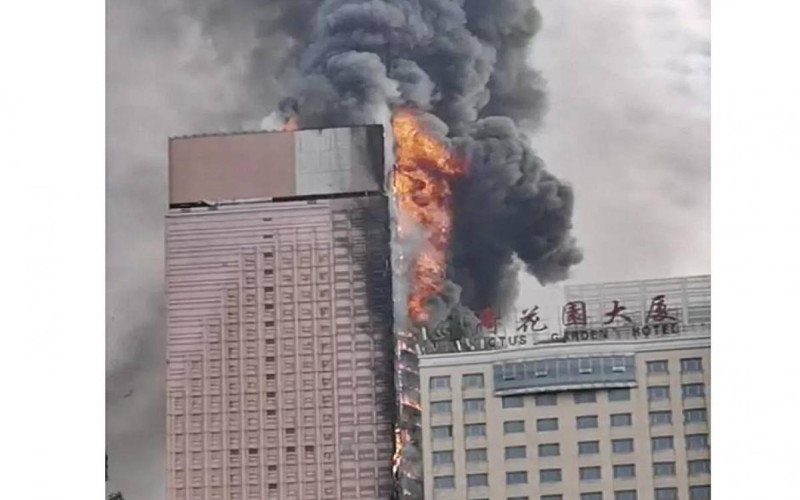 VÍDEO: Prédio comercial de 42 andares pega fogo na China