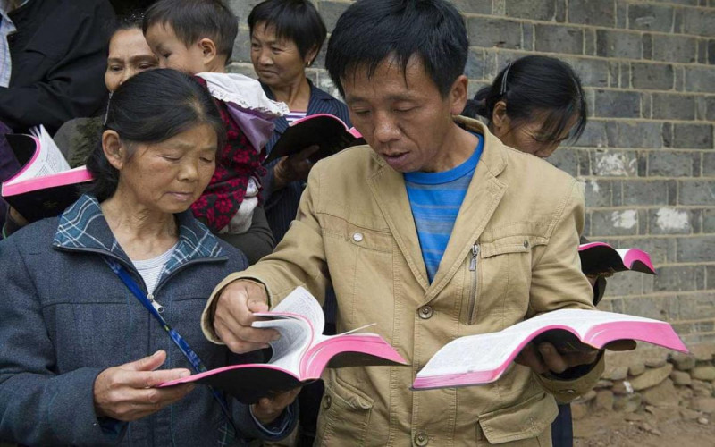 China está “reescrevendo” a Bíblia para tentar controlar igrejas, diz organização cristã