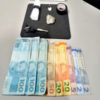 Trafico de drogas; homem é preso após dispensar objeto de forma suspeita