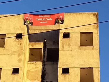 Movimento de “sem-tetos” invade prédios abandonados em Paiçandu