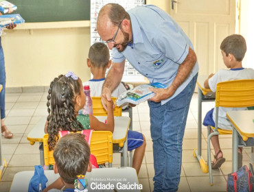 Estudantes da rede municipal de Cidade Gaúcha começam a receber uniformes e kits de material escolar