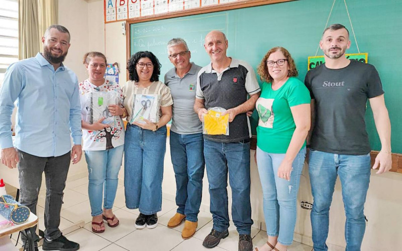 Professores da rede municipal de São Tomé recebem kits com materiais escolares