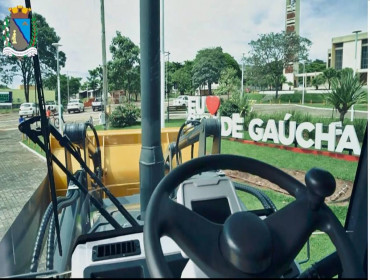 Cidade Gaúcha recebe uma retroescavadeira para reforçar o trabalho no setor rural
